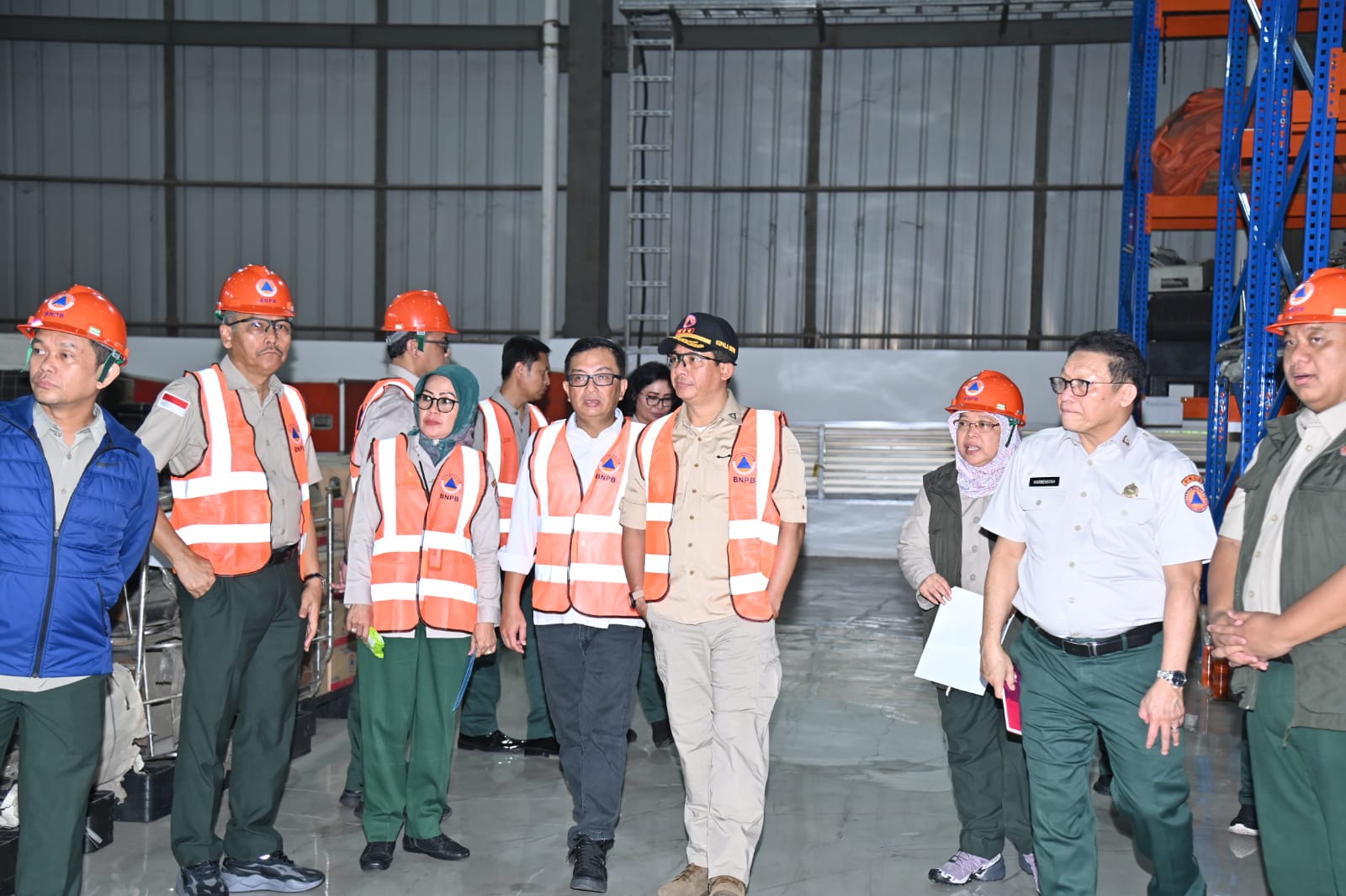 Kepala BNPB Letjen TNI Suharyanto beserta jajaran pejabat tinggi BNPB, meninjau Gudang BNPB yang terletak di Jatiasih, Bekasi, Jawa Barat pada Kamis (27/4).